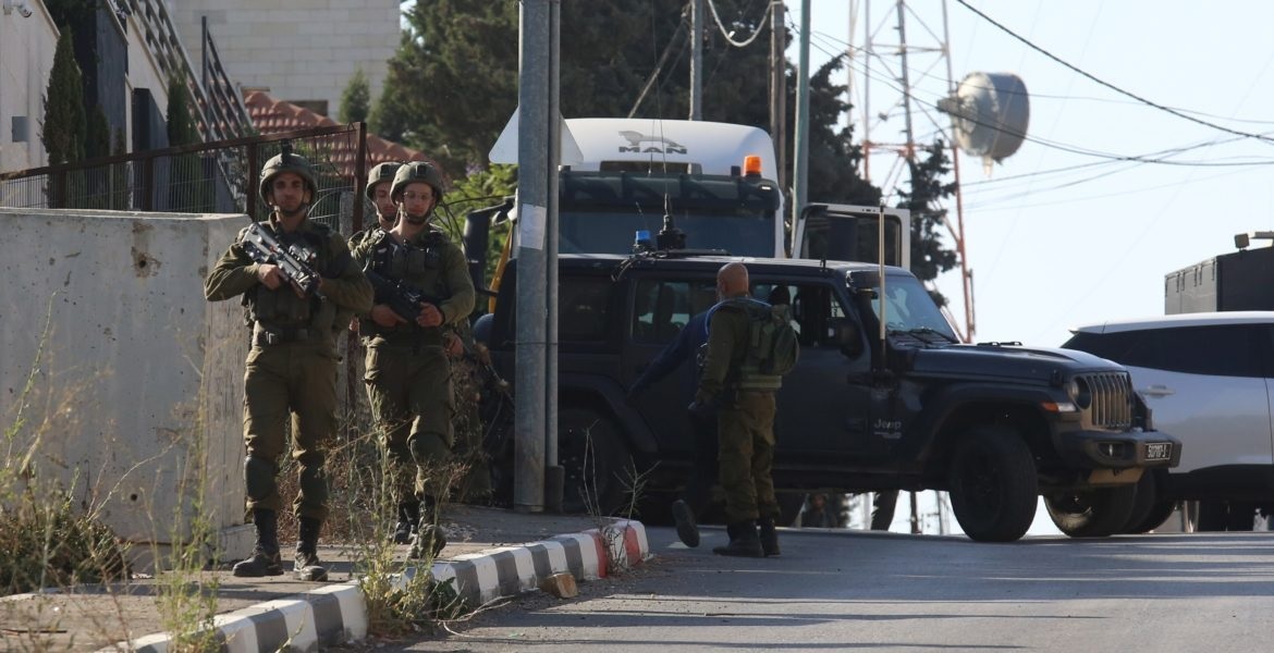 الاحتلال يعتقل 14 عاملا في بلدة جبل المكبر جنوب شرق القدس