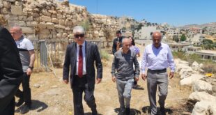 خلال زيارته لبلدة الطيبة ، د. مجدلاني : الاحتلال يسعى لتفريغ فلسطين وتحديدا من المسيحيين وتحييدهم عن جوهر الصراع لتروج للعالم أن الصراع هو ديني