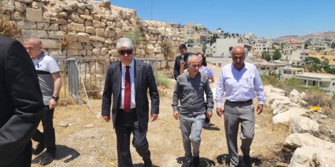 خلال زيارته لبلدة الطيبة ، د. مجدلاني : الاحتلال يسعى لتفريغ فلسطين وتحديدا من المسيحيين وتحييدهم عن جوهر الصراع لتروج للعالم أن الصراع هو ديني