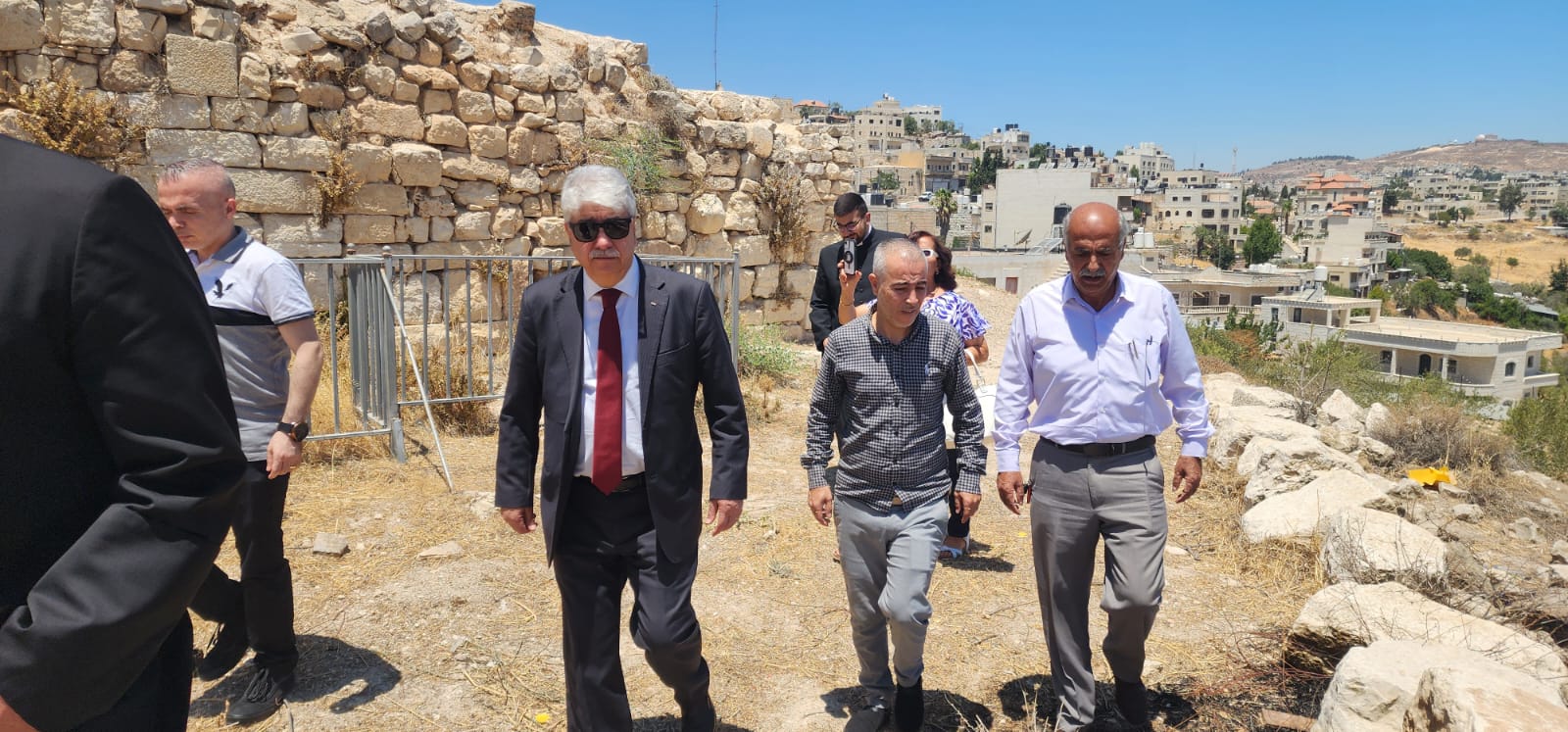 خلال زيارته لبلدة الطيبة ، د. مجدلاني : الاحتلال يسعى لتفريغ فلسطين وتحديدا من المسيحيين وتحييدهم عن جوهر الصراع لتروج للعالم أن الصراع هو ديني