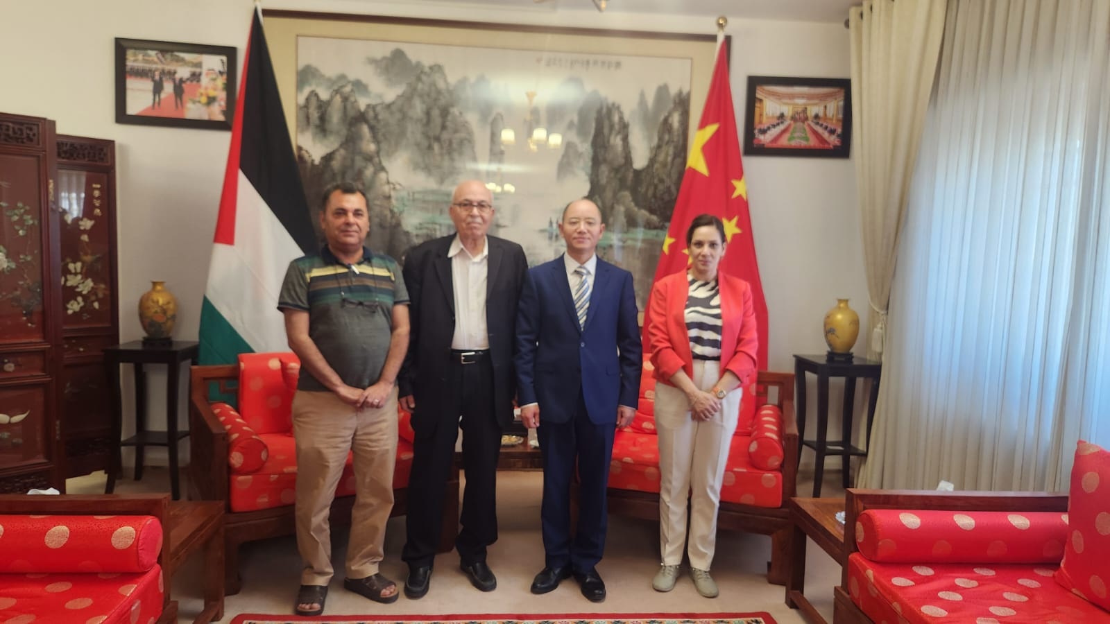 صالح رأفت يلتقي السفير الصيني لدى فلسطين تسنغ جيشين في رام الله