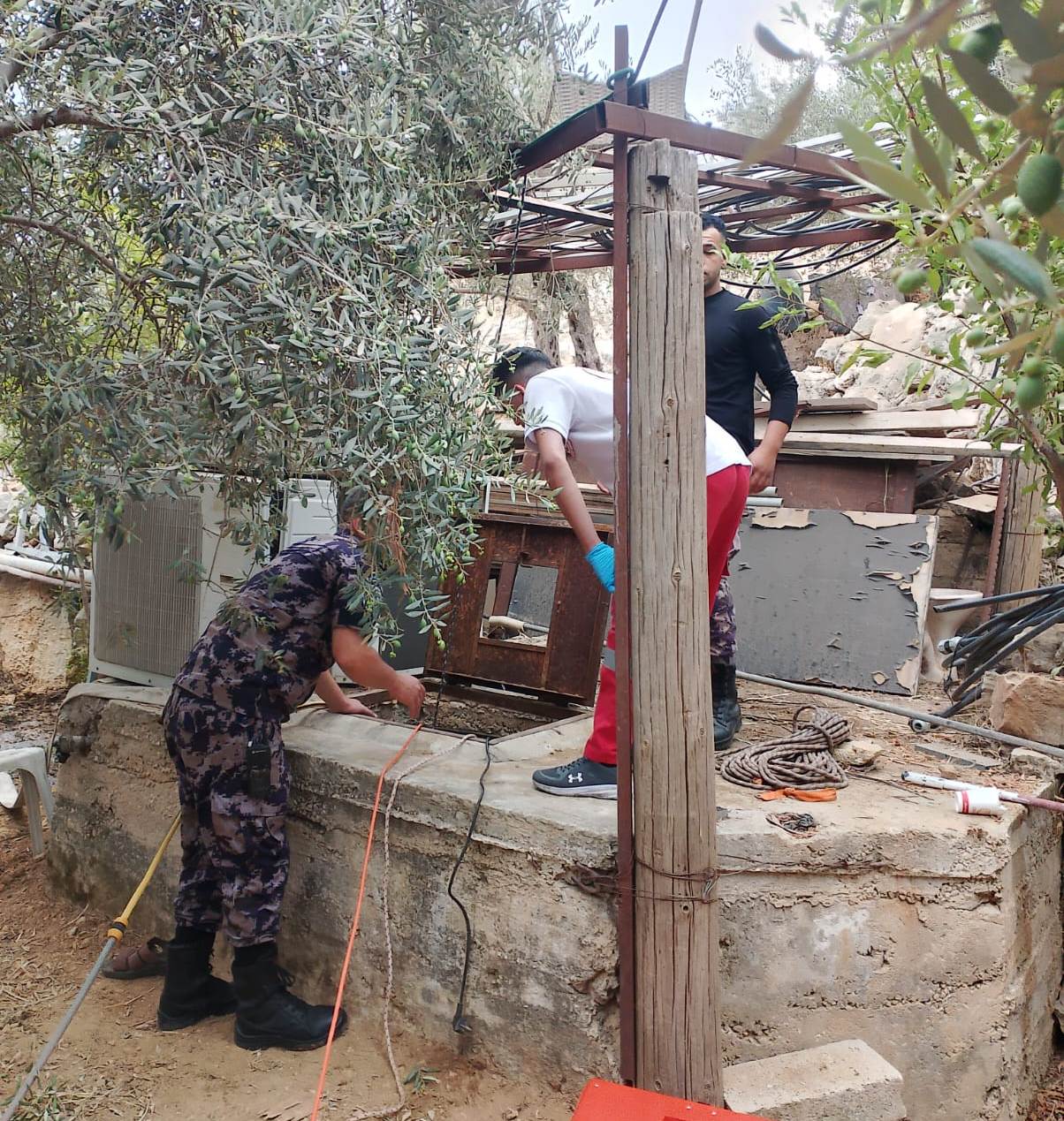 إنقاذ مواطنين من داخل بئر مياه غرب رام الله والبيرة