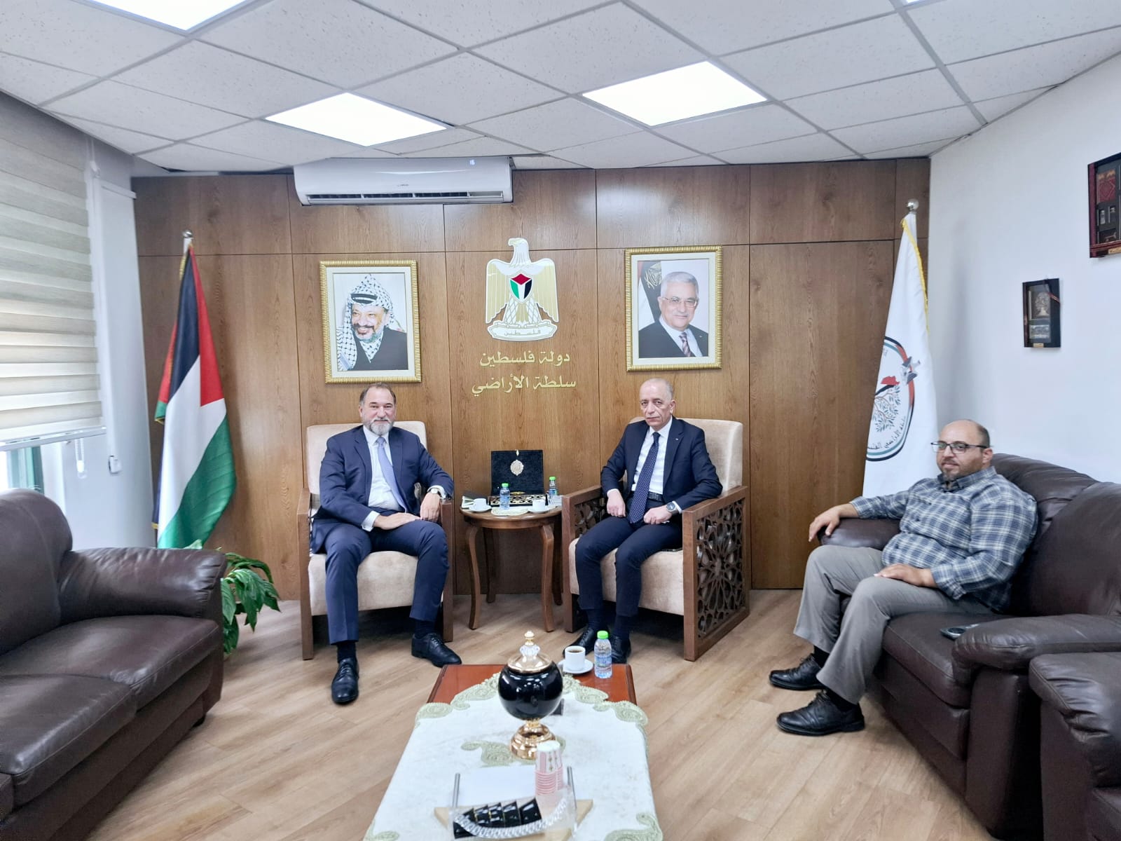 رئيس سلطة الأراضي المستشار علاء التميمي يلتقي القنصل اليوناني ويطلعه على آخر المستجدات
