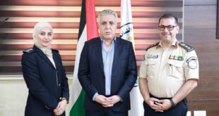 اللواء إياد بركات يتسلم رسالة دكتوراه من النقيب سونيا الدرابيع