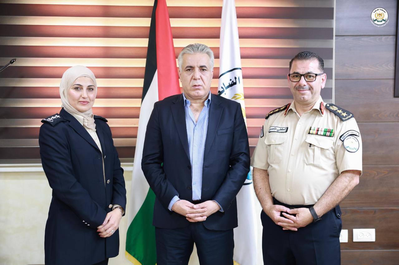 اللواء إياد بركات يتسلم رسالة دكتوراه من النقيب سونيا الدرابيع