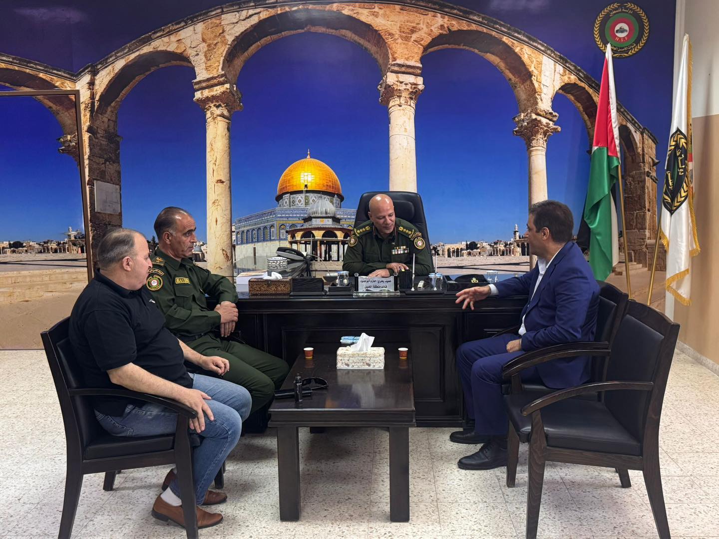 الأمن الوطني في الخليل يستقبل مدير العلاقات العامة والإعلام لتعزيز التنسيق بين الفروع والإدارات