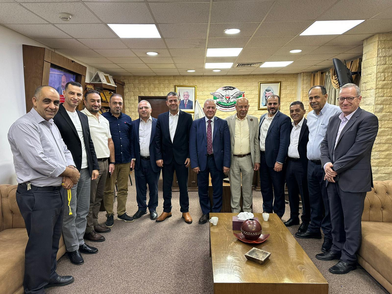 وفد من ملتقى رجال الأعمال الفلسطيني يزور مقر الأمن الوقائي في الخليل