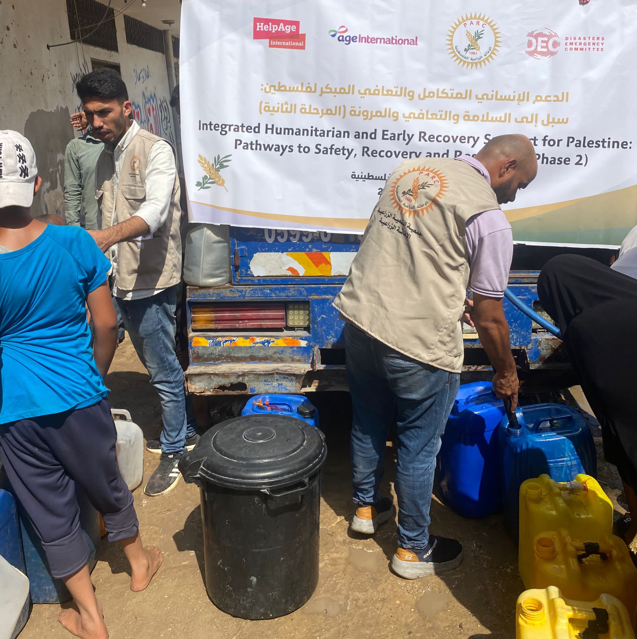 الإغاثة الزراعية توفر 160 ألف لتر من مياه الشرب يخفف معاناة النازحين في المحافظة الوسطى بقطاع غزة