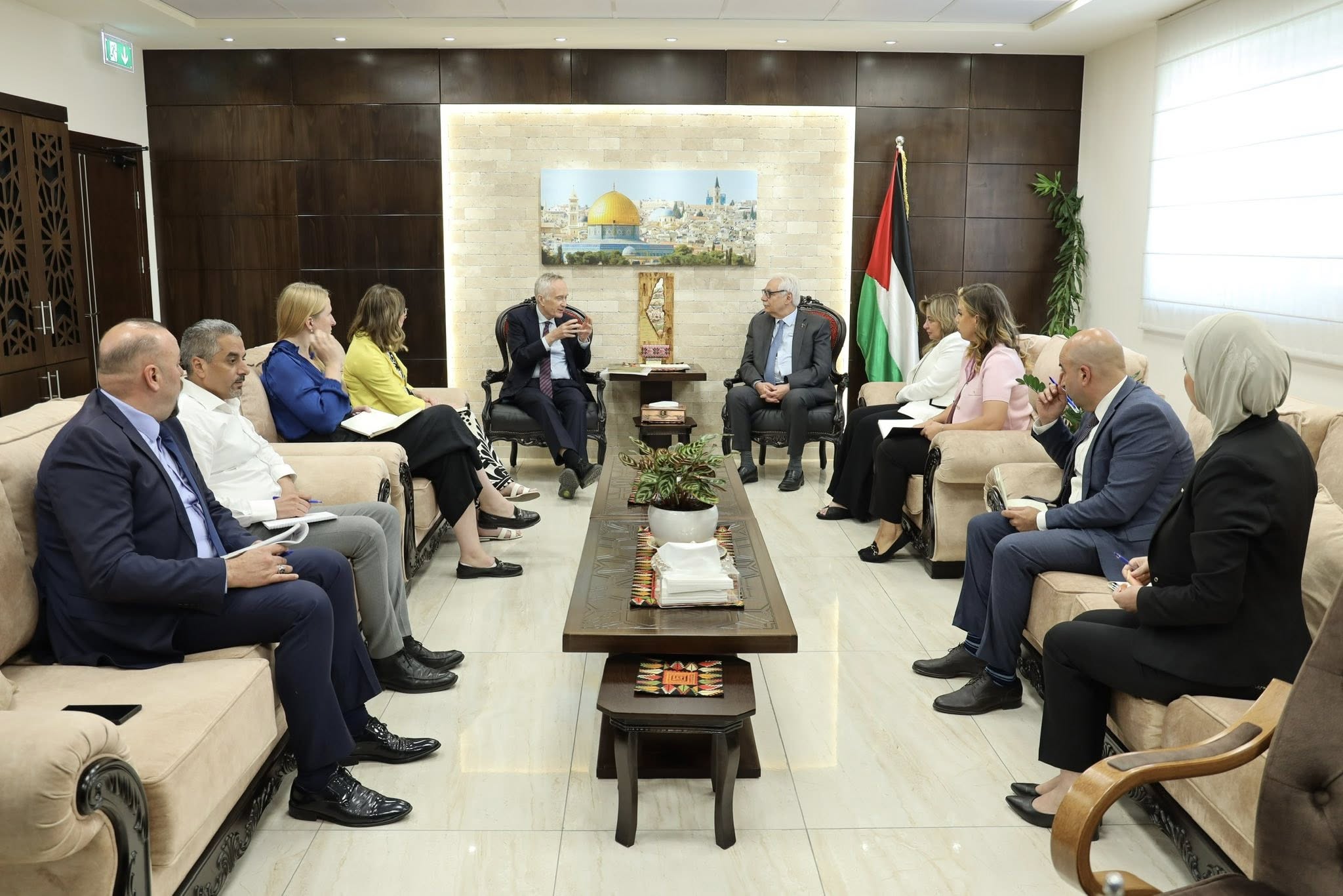 وزير الصحة يستقبل المبعوث البريطاني لشؤون الحوكمة في فلسطين