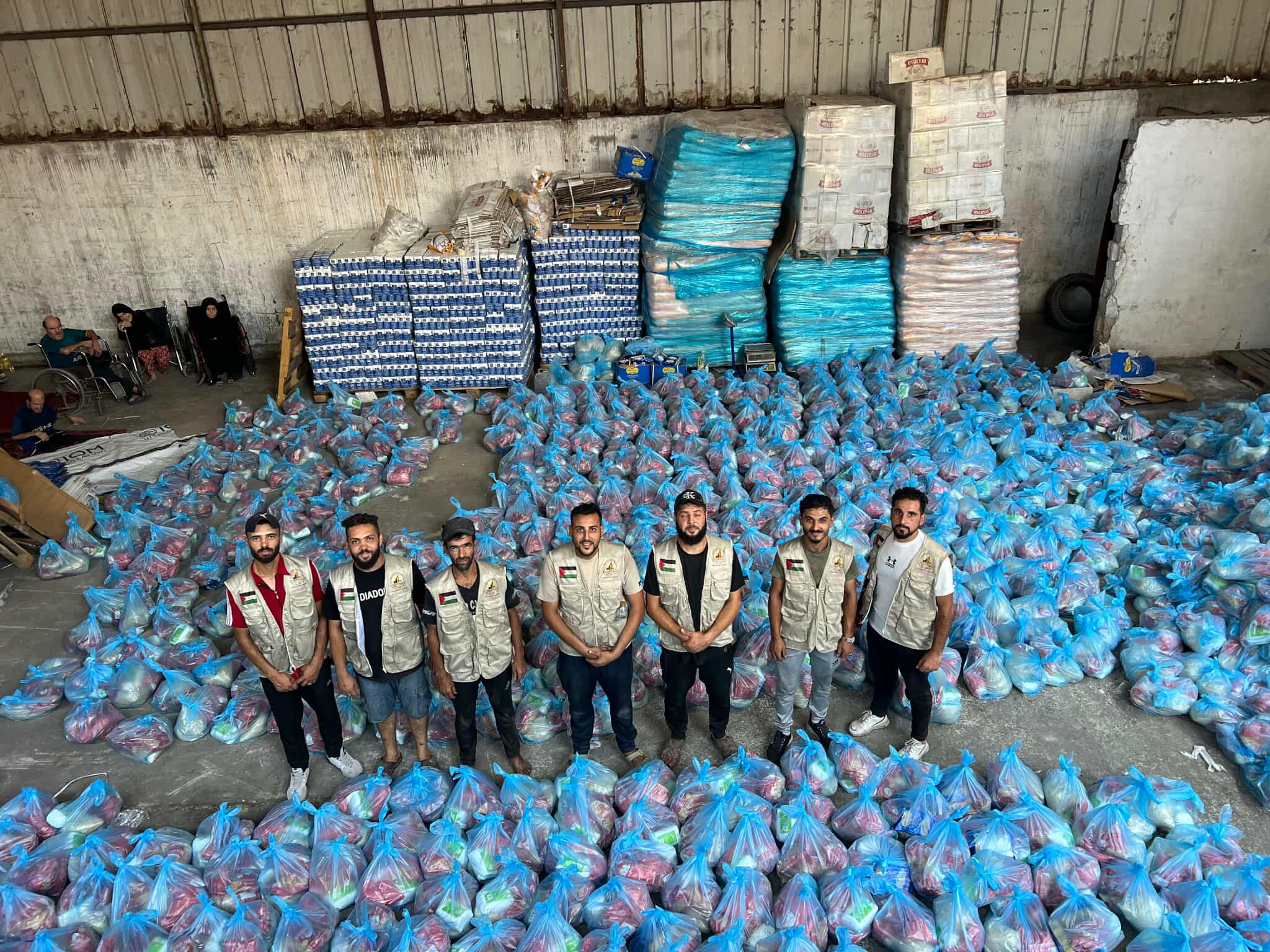 جمعية فلسطين الخيرية للإعمار والتنمية توزع آلاف السلال الغذائية بدعم شيشاني