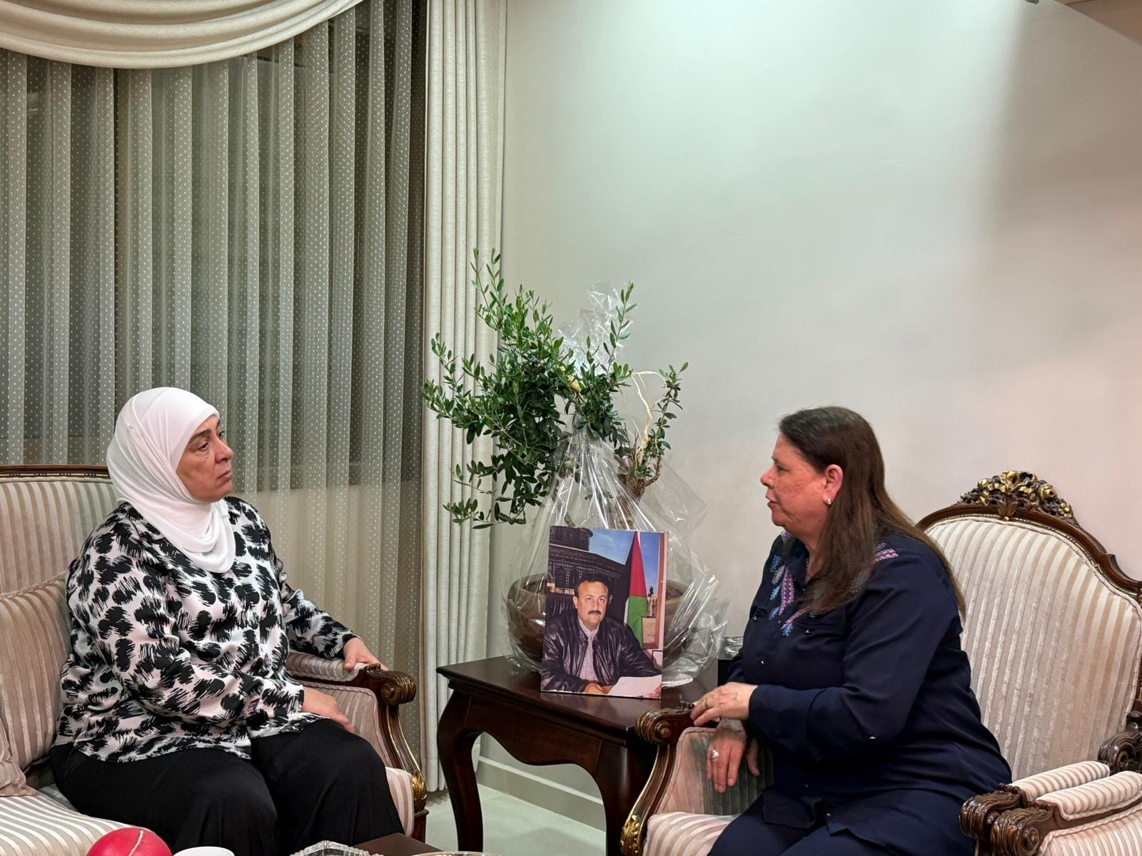 خلال زيارتها منزل القائد مروان البرغوثي ، د. ليلى غنام : مروان البرغوثي سيبقى عنواناً للحرية