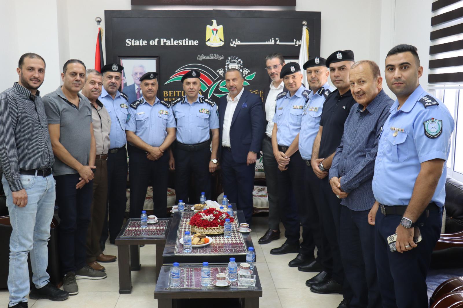 الشرطة وبلدية بيتونيا تبحثان تطوير منظومة إشارات المرور وتركيب كاميرات ذكية