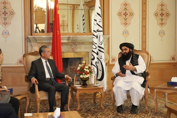 وزير خارجية الصين يلتقي نظيره الأفغاني لبحث العلاقات