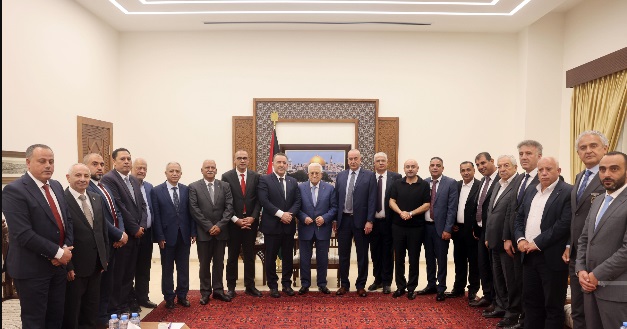 الرئيس محمود عباس يستقبل وفدا من الاتحاد الفلسطيني للهيئات المحلية