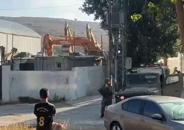 الاحتلال يهدم بركسا تجاريا قرب مخيم الجلزون شمال رام الله