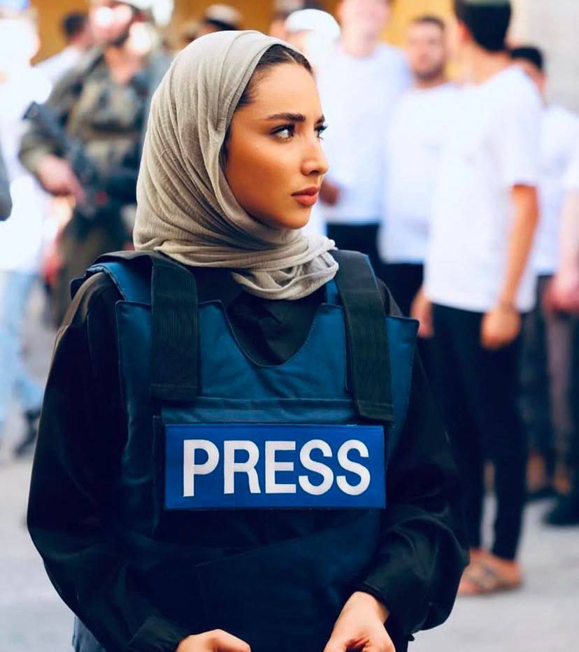الاحتلال يعتقل الزميلة الصحفية فرح أبو عياش من بلدة بيت أمر شمال الخليل
