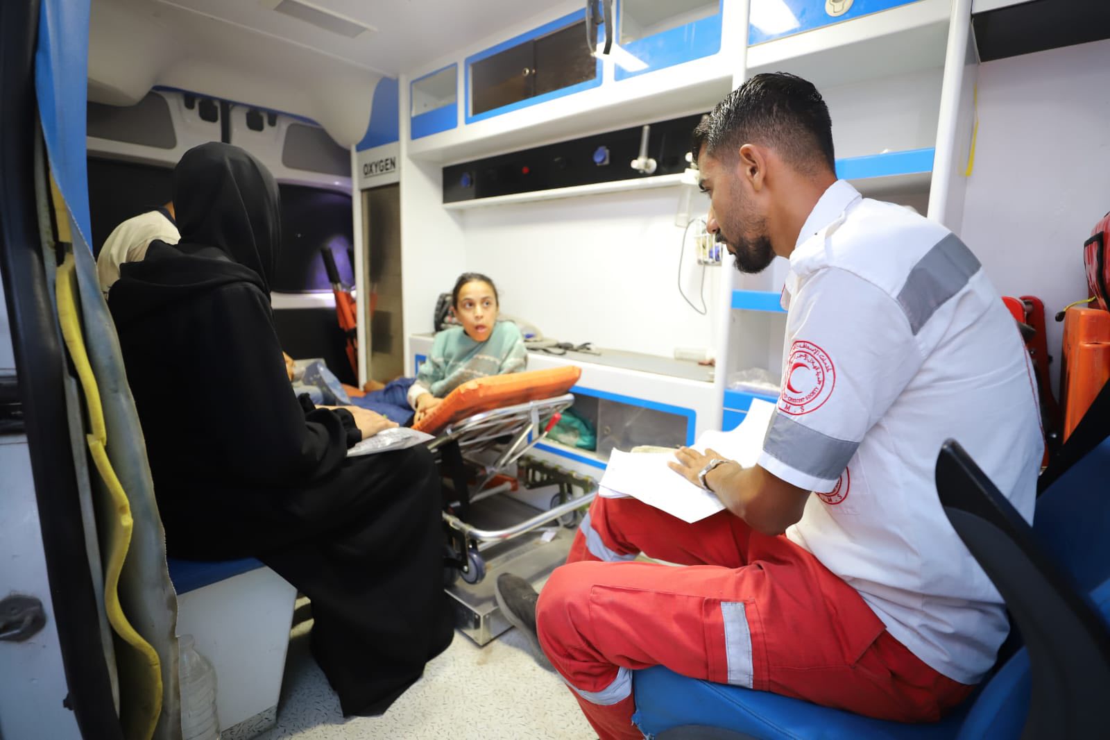 الهلال الأحمر الفلسطيني يشارك في إجلاء 57 مريضًا ومرافقًا من غزة إلى الأردن 