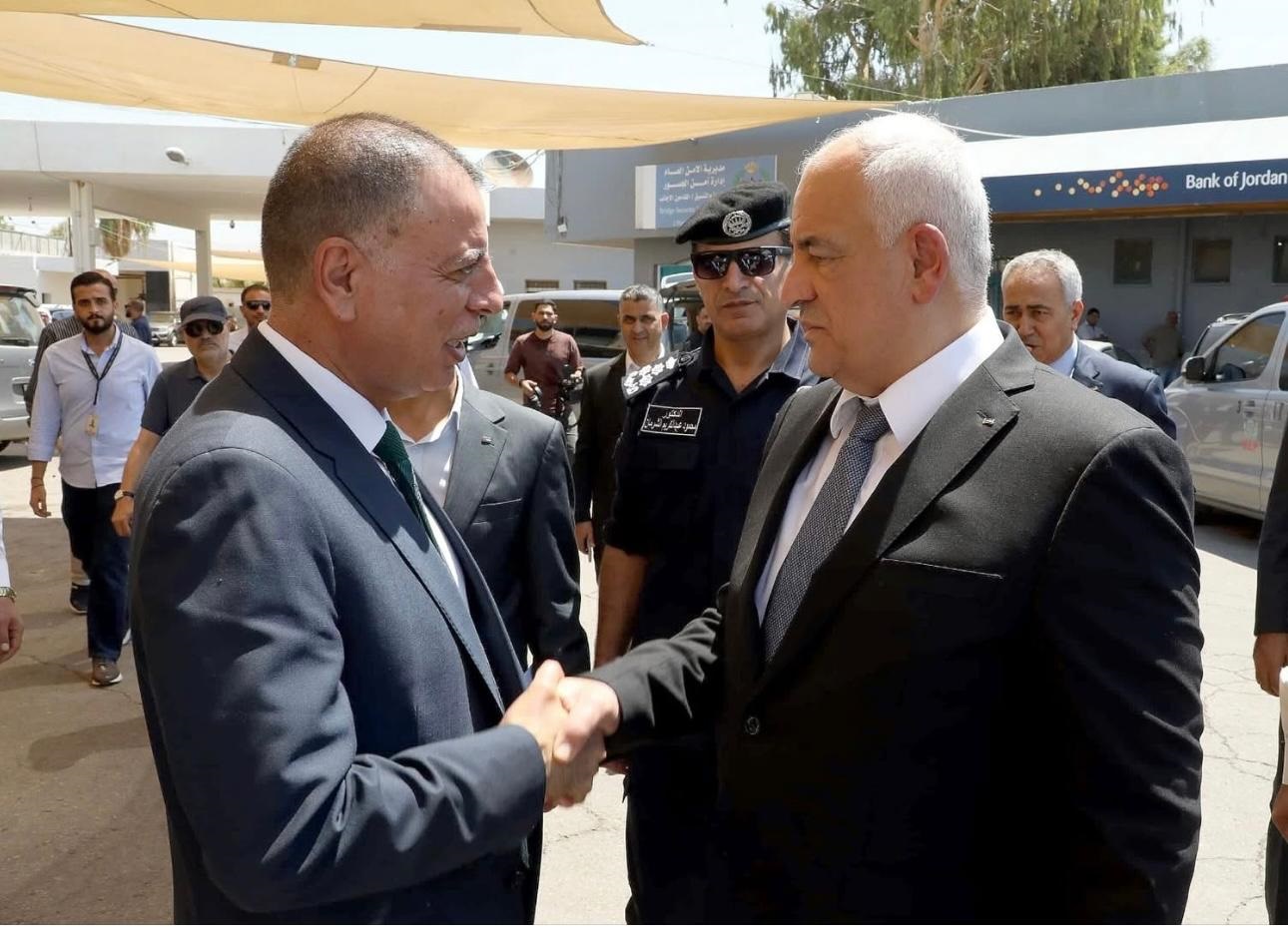 وزير الداخلية اللواء زياد هب الريح ونظيره الأردني يبحثان آليات تحسين ظروف سفر المواطنين عبر جسر الملك حسين