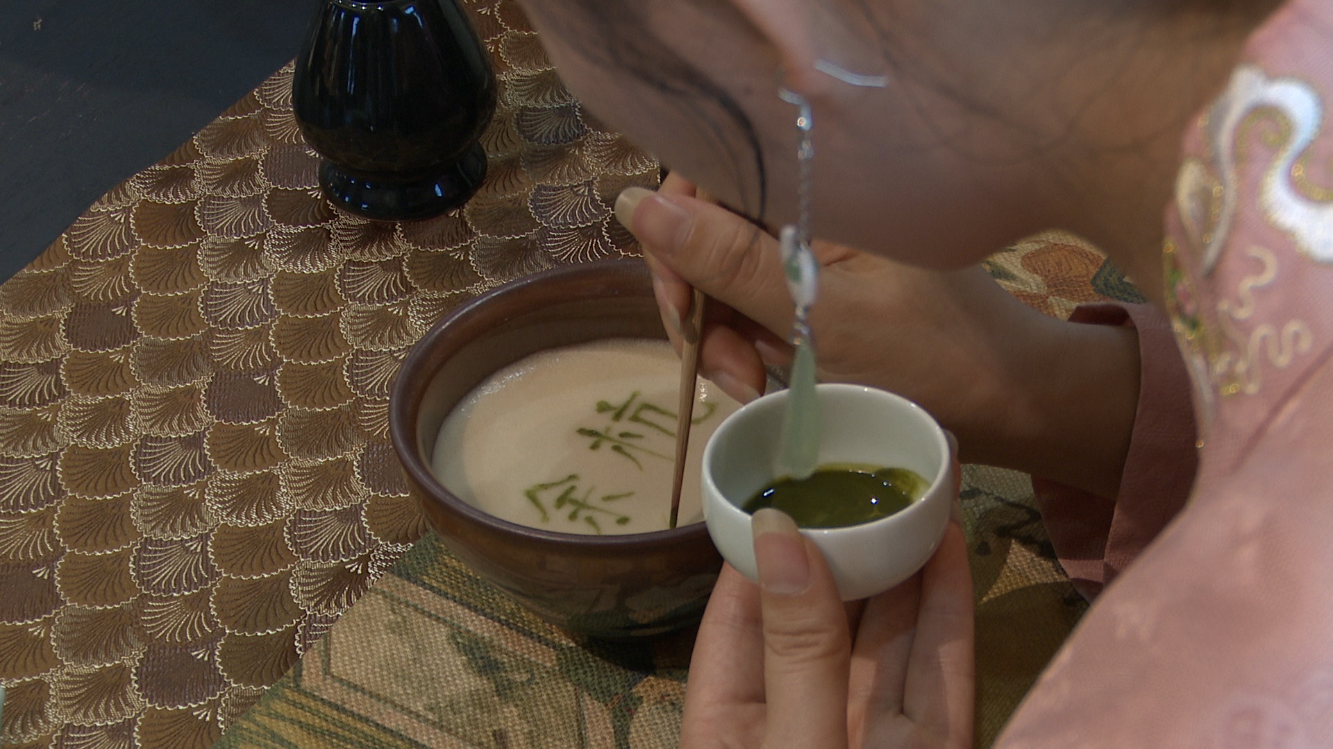 "ديان تشا" أسلوب تحضر الشاي الذي يرجع أصله إلى عهد أسرة سونغ الملكية في قرية جينغشان بمدينة هانغتشو