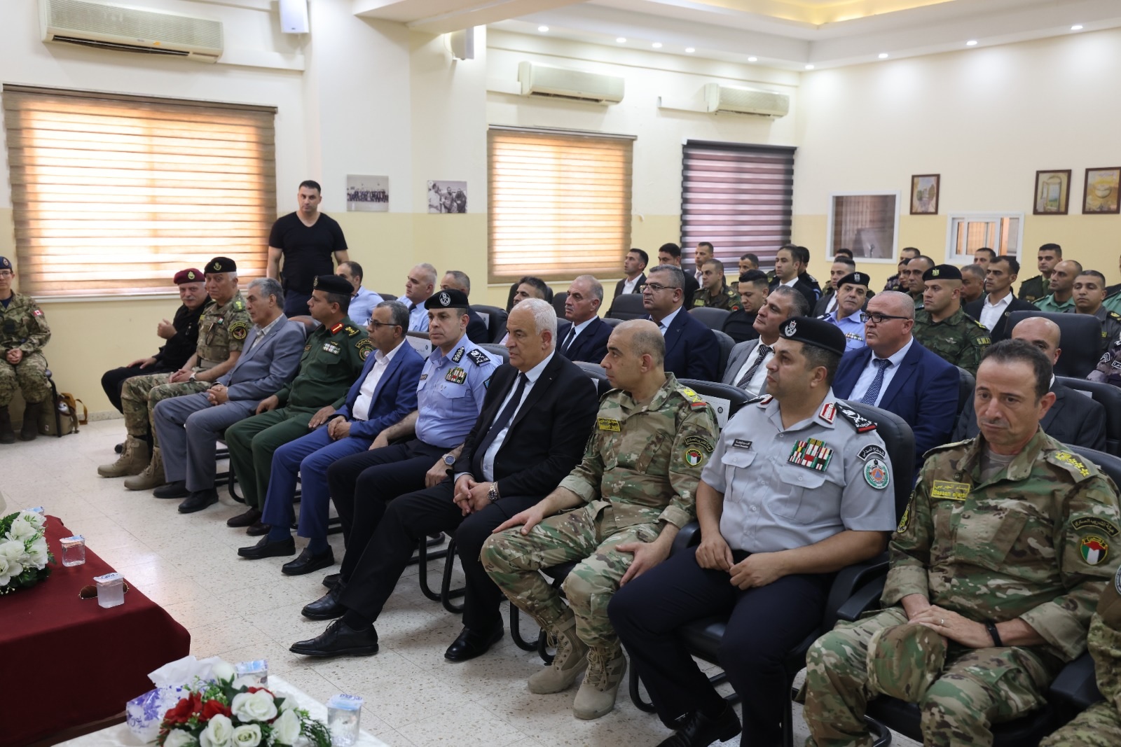 وزير الداخلية اللواء زياد هب الريح يخرج دورة القيادات المتوسطة الـ28