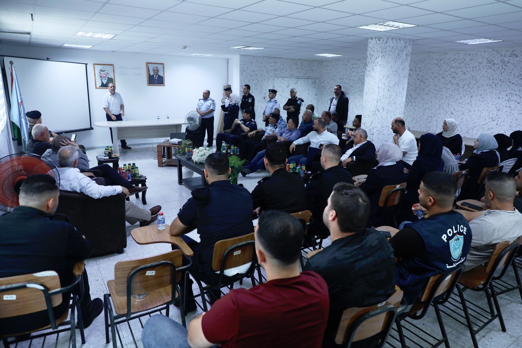 محافظ سلفيت طقاطقة يحاضر في منتسبي الشرطة والمؤسسة الأمنية حول الوضع السياسي الراهن