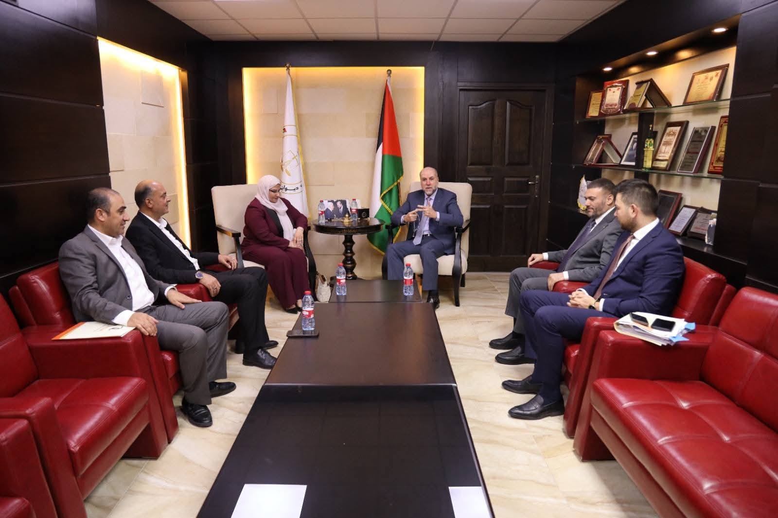 رئيس ديوان الرقابة الاستاذة أمل فرج تلتقي قاضي قضاة فلسطين الشيخ محمود الهباش