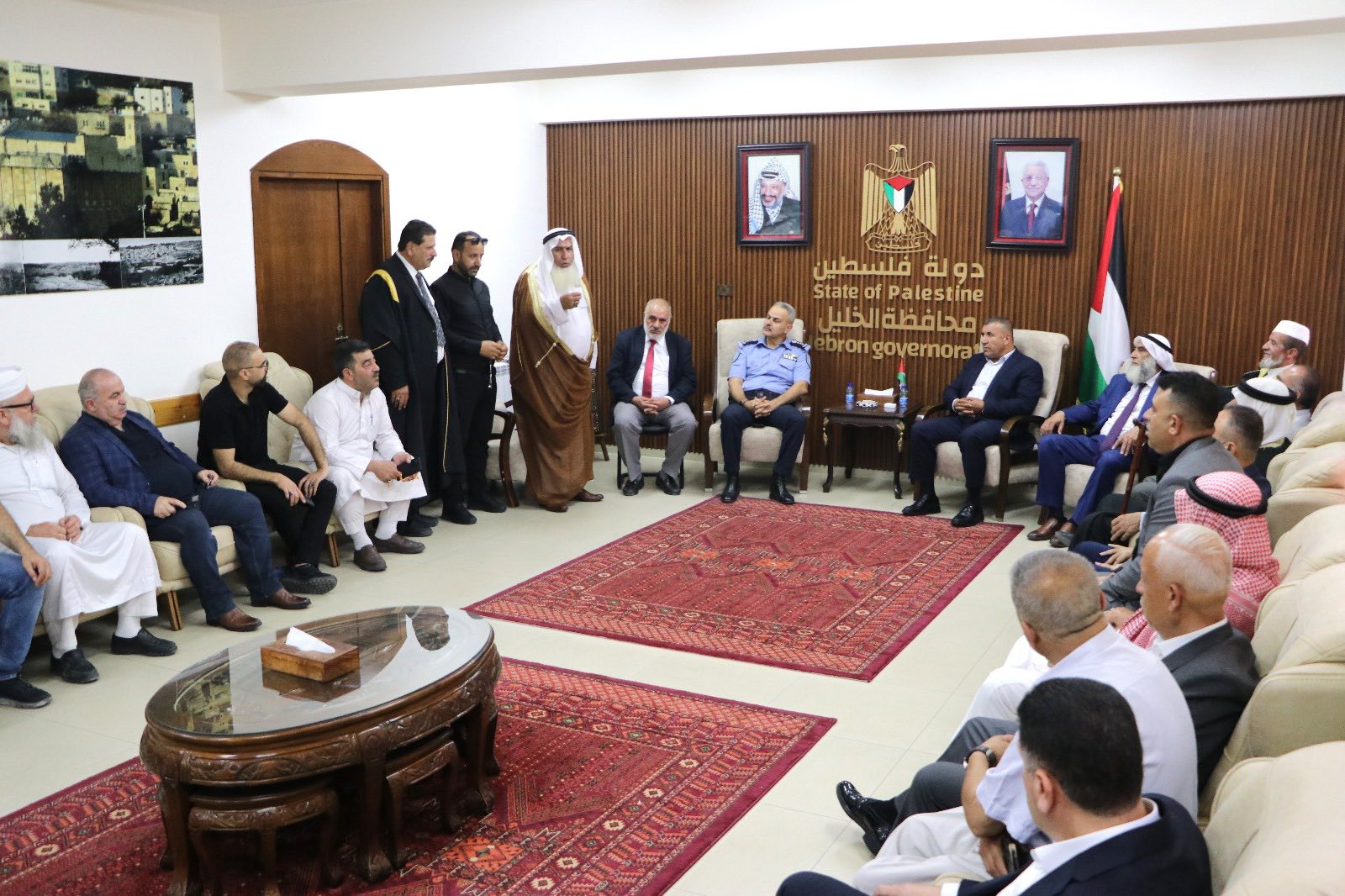 محافظ الخليل يستقبل وفداً من مجلس عائلة الشويكي وعدد من رجال العشائر ووجهاء المحافظة