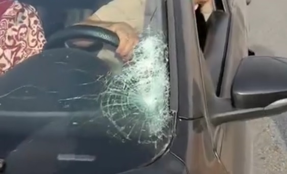 مستوطنون يهاجمون مركبات المواطنين على طريق المعرجات بالقرب من أريحا