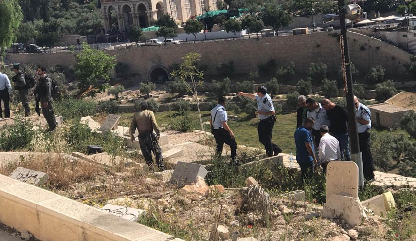 مستوطنون يقتحمون مقبرة باب الرحمة قرب المسجد الأقصى