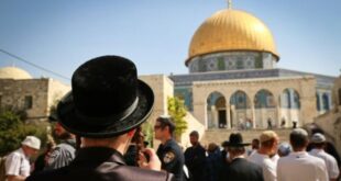 عشرات المستوطنين يقتحمون باحات المسجد الأقصى