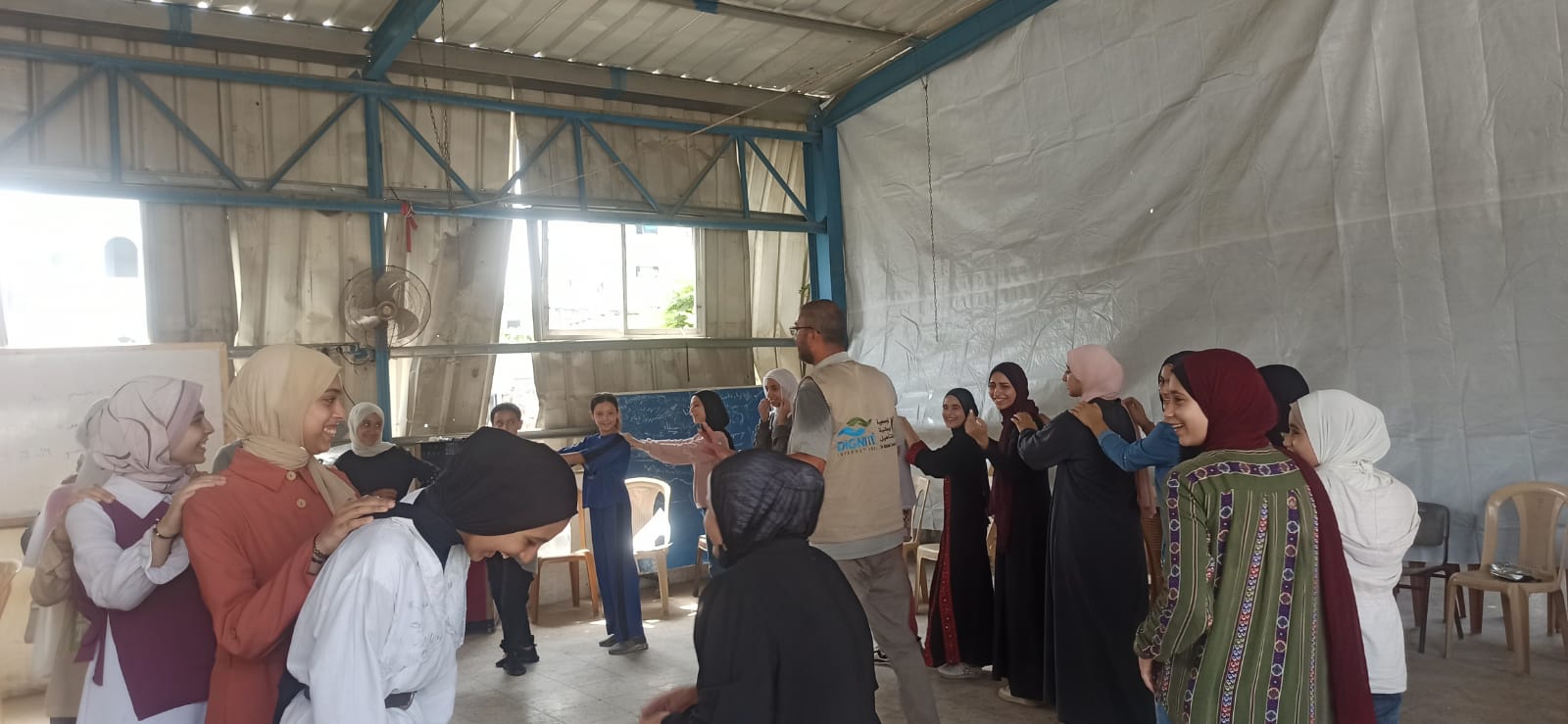 الجمعية الوطنية للتأهيل تنفذ جلسة رعاية ذاتية للفتيات اليافعات في غزة
