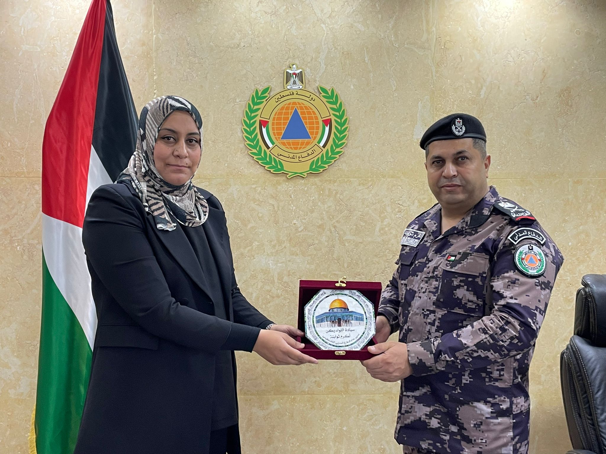 الدفاع المدني : اللواء ركن أكرم ثوابتة يستلم أطروحة الدكتوراه من الرائد ولاء أبو زنيد
