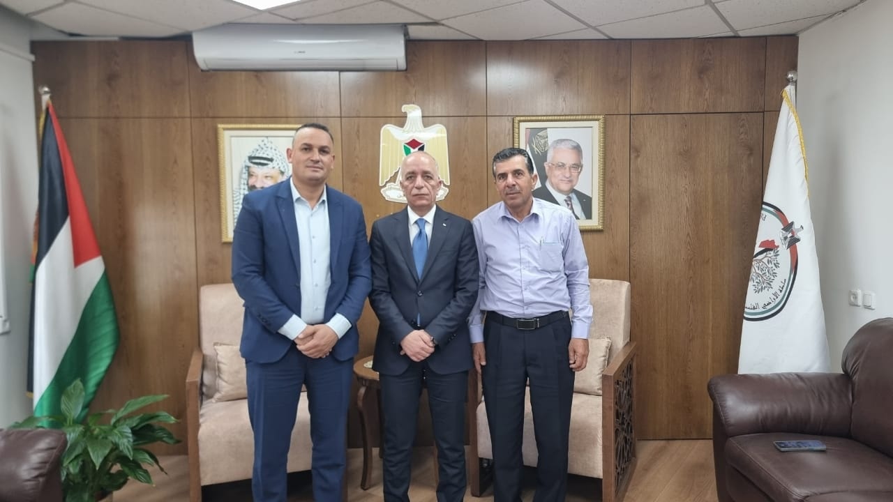 رئيس سلطة الأراضي يلتقي وفدا من بلدية العبيدية