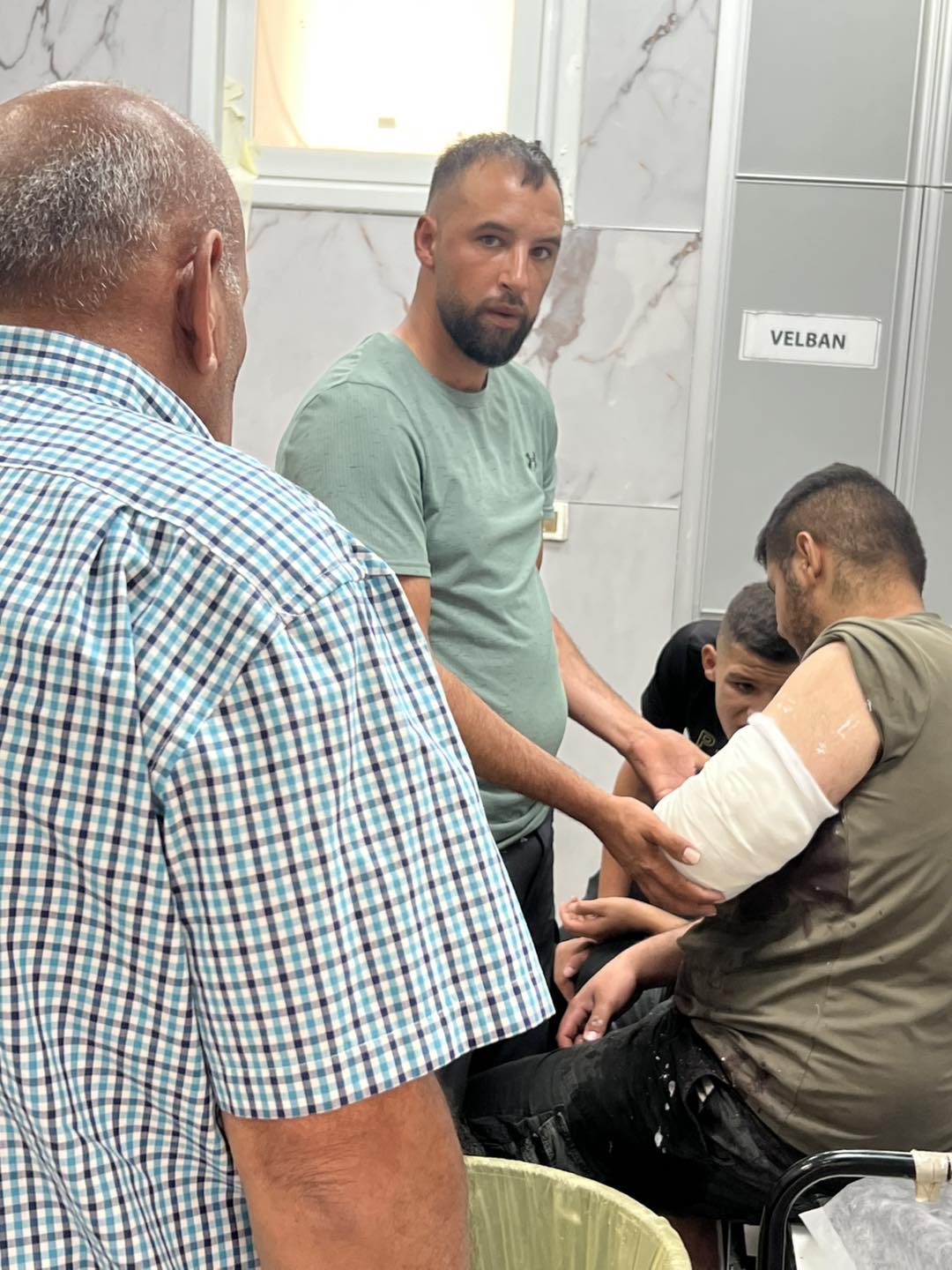 إصابة 3 مواطنين بالرصاص في هجوم للمستوطنين على المزرعة الشرقية شرقي رام الله