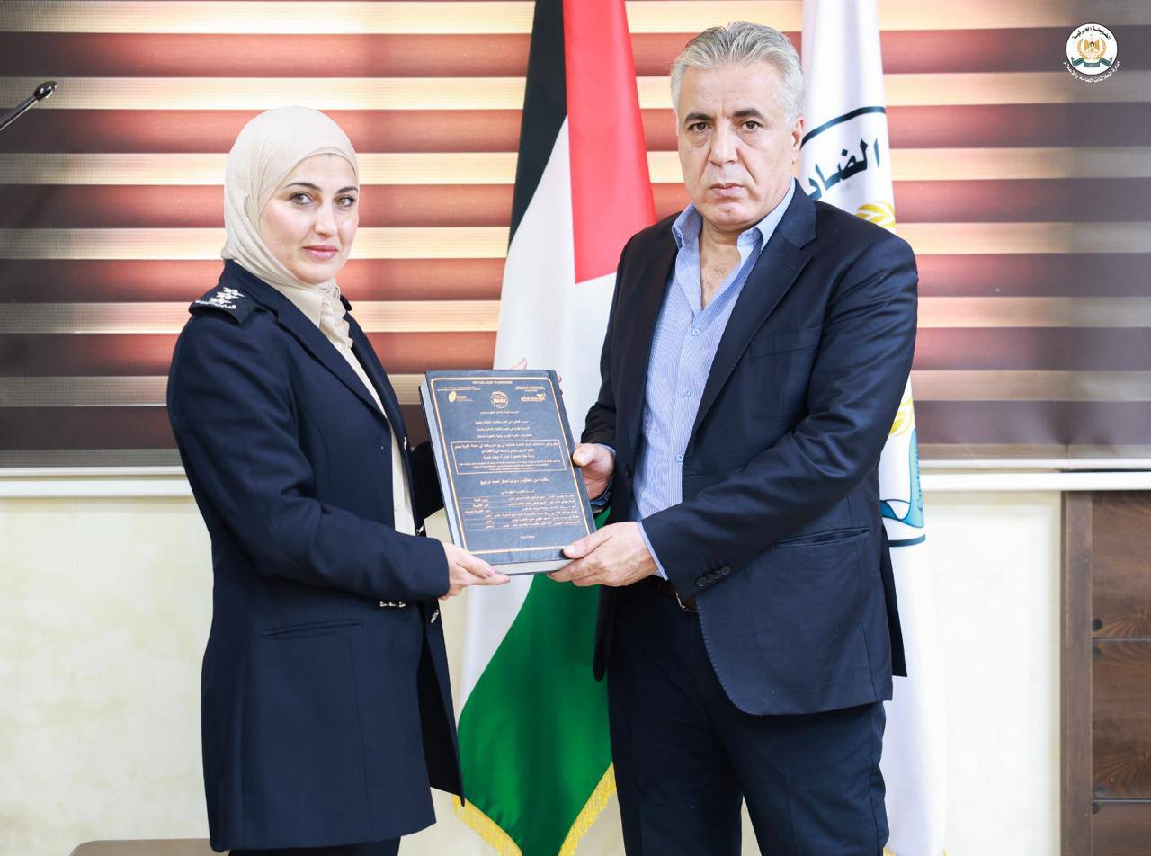 اللواء إياد بركات يتسلم رسالة دكتوراه من النقيب "سونيا الدرابيع"
