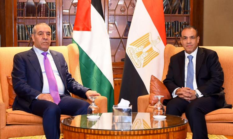 حسين الشيخ يبحث مع وزير الخارجية المصري مستجدات غزة ويثمّن جهود القاهرة في وقف العدوان