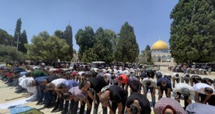 عشرات الآلاف يؤدون صلاة الجمعة في الأقصى