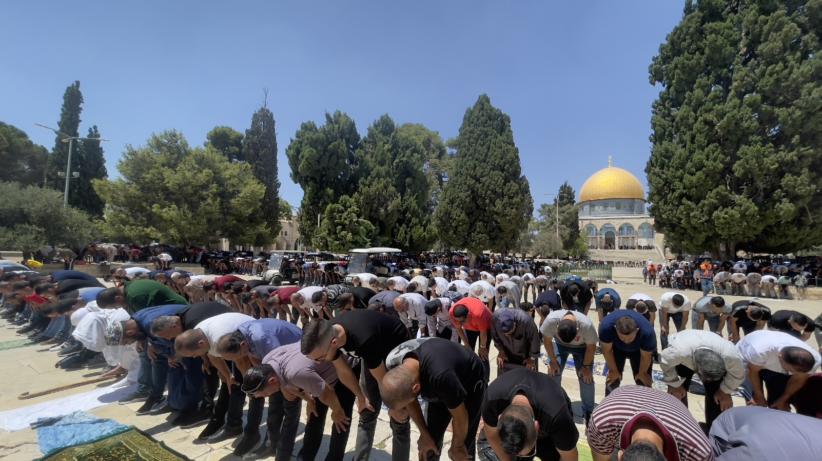 عشرات الآلاف يؤدون صلاة الجمعة في الأقصى