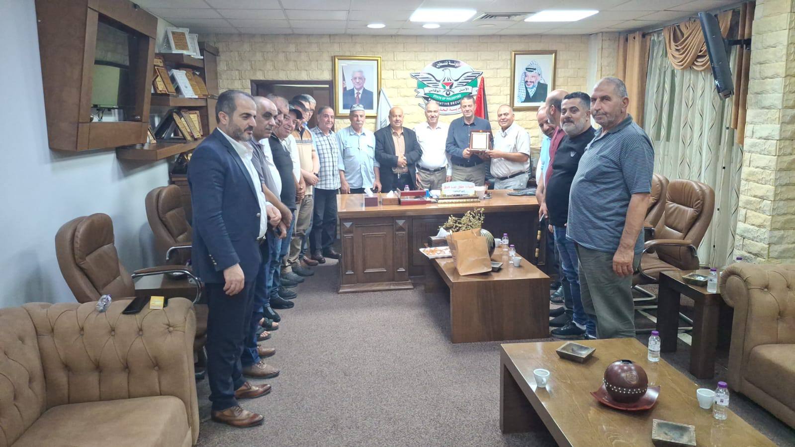 وفد من مجلس عائلة أبو اسنينه يزور مديرية الامن الوقائي في الخليل لتقديم التهنئة والمباركة الى السيد اللواء هلال عبد الحق