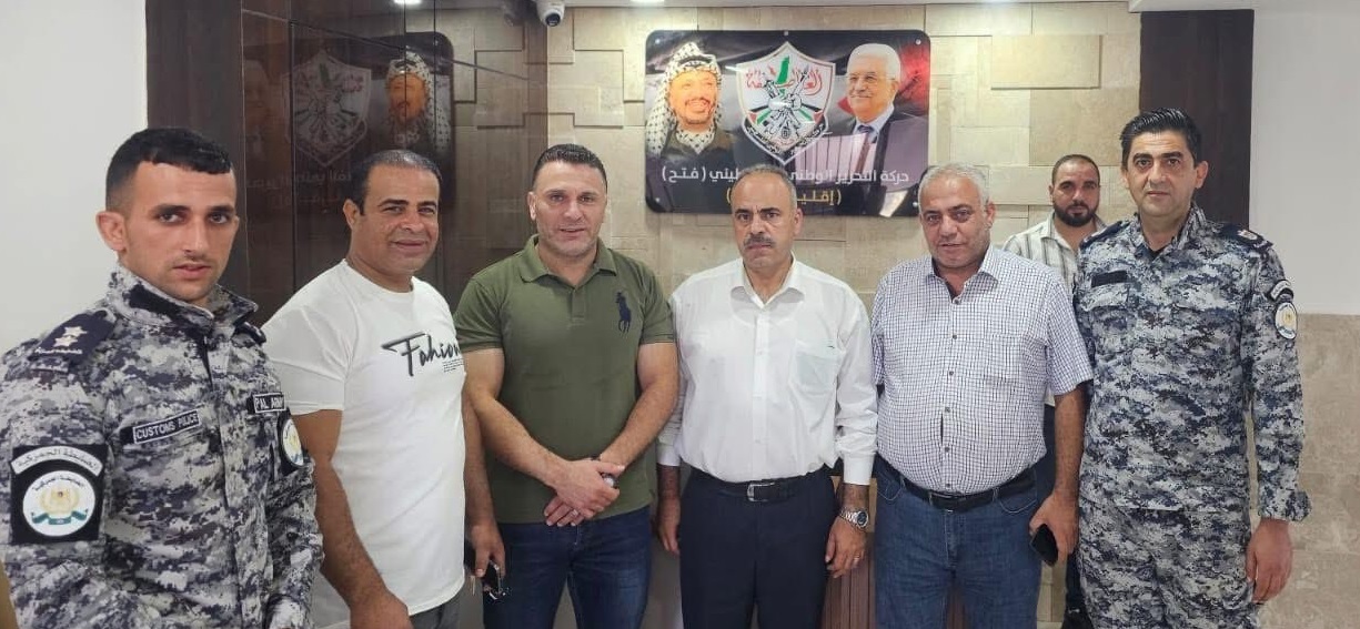 الضابطة الجمركية تزور إقليم حركة فتح في نابلس