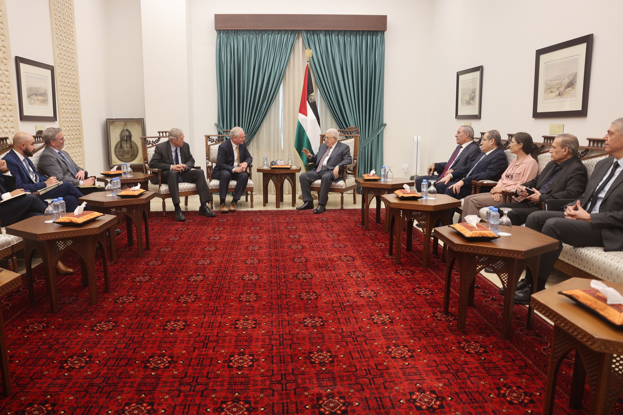 الرئيس عباس يستقبل عضوَي مجلس الشيوخ الأميركي السيناتور كريس فان هولن والسيناتور جيف ميركلي