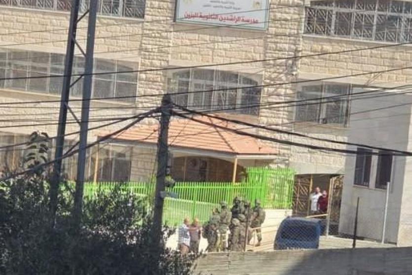 الاحتلال يقتحم 6 مدارس في الخليل ويستولي على كتب مدرسية