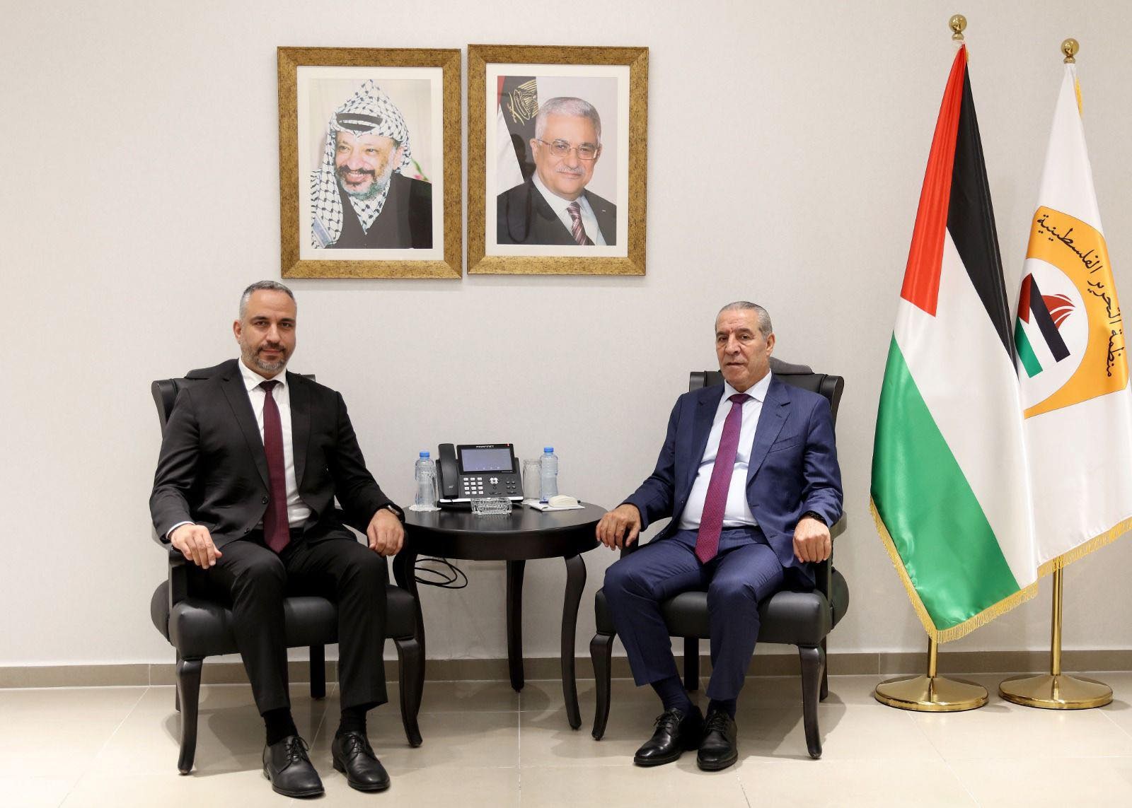 حسين الشيخ يلتقي رئيس بلدية بيت لحم ويؤكد أهمية حماية المكونات الدينية والسياحية للمدينة