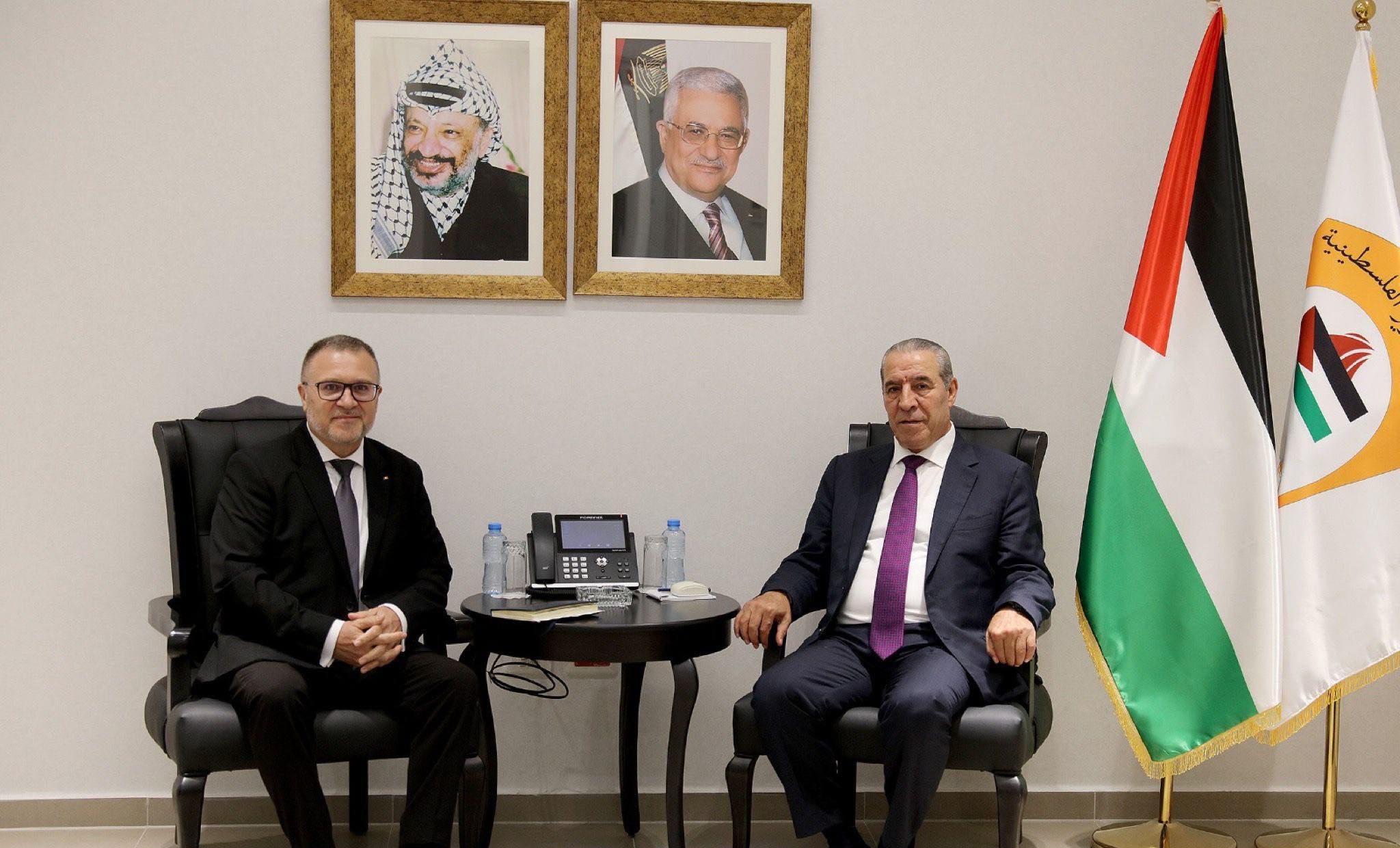 نائب الرئيس حسين الشيخ يطلع السفير الروماني على مستجدات الأوضاع ويدعو لتدخل دولي عاجل لغزة