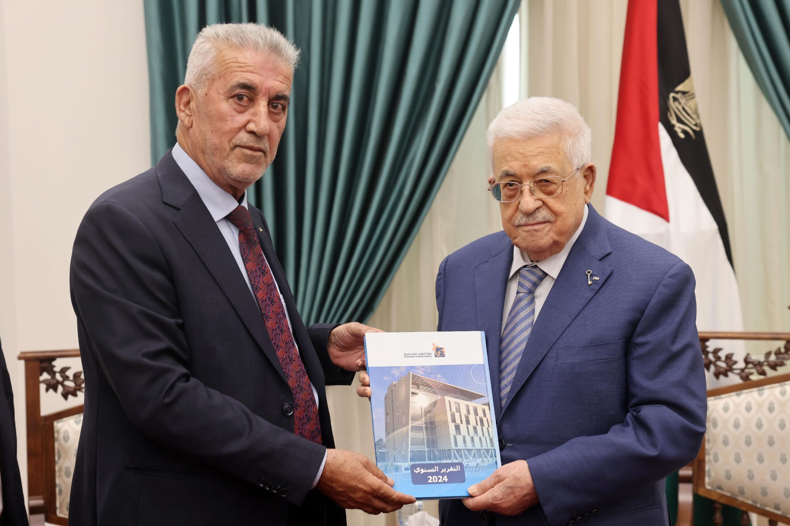 الرئيس محمود عباس يتسلم التقرير السنوي لهيئة التقاعد الفلسطينية لعام 2024