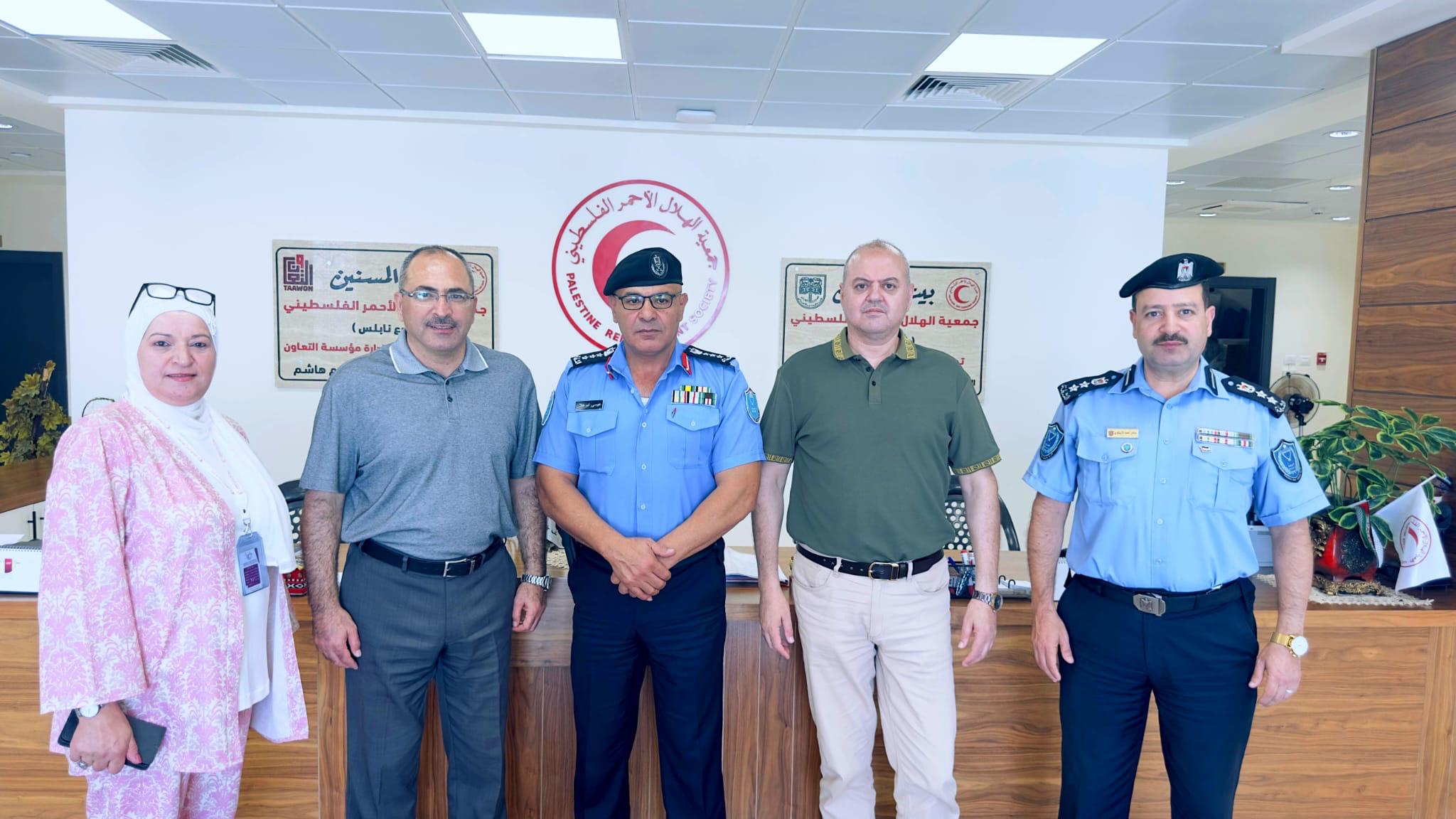 الشرطة تزور جمعية بيت المسنين التابع للهلال الأحمر الفلسطيني في نابلس