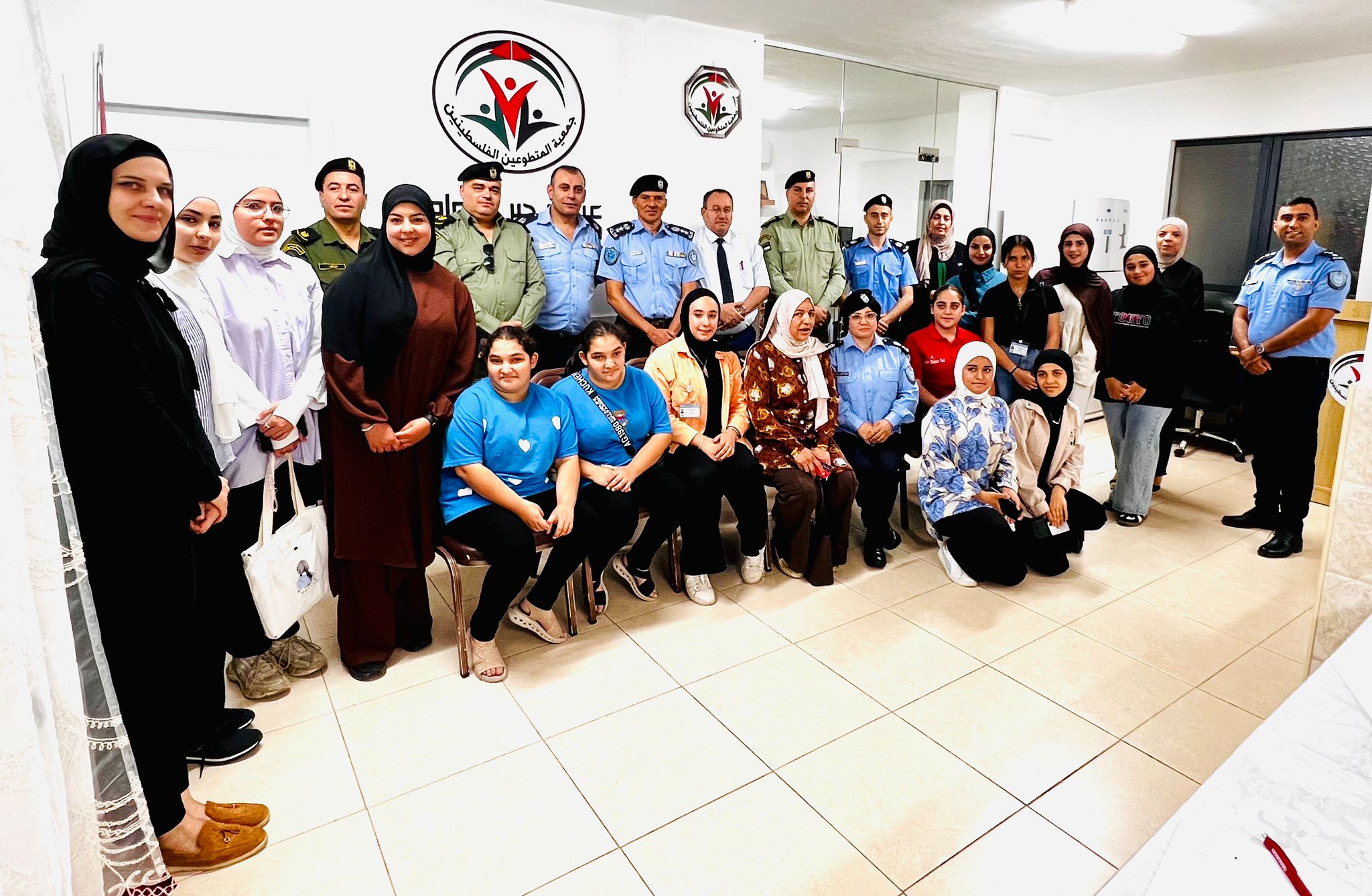 الشرطة المجتمعية تنظم محاضرة توعوية لجمعية المتطوعين الفلسطينية الخيرية في برام الله