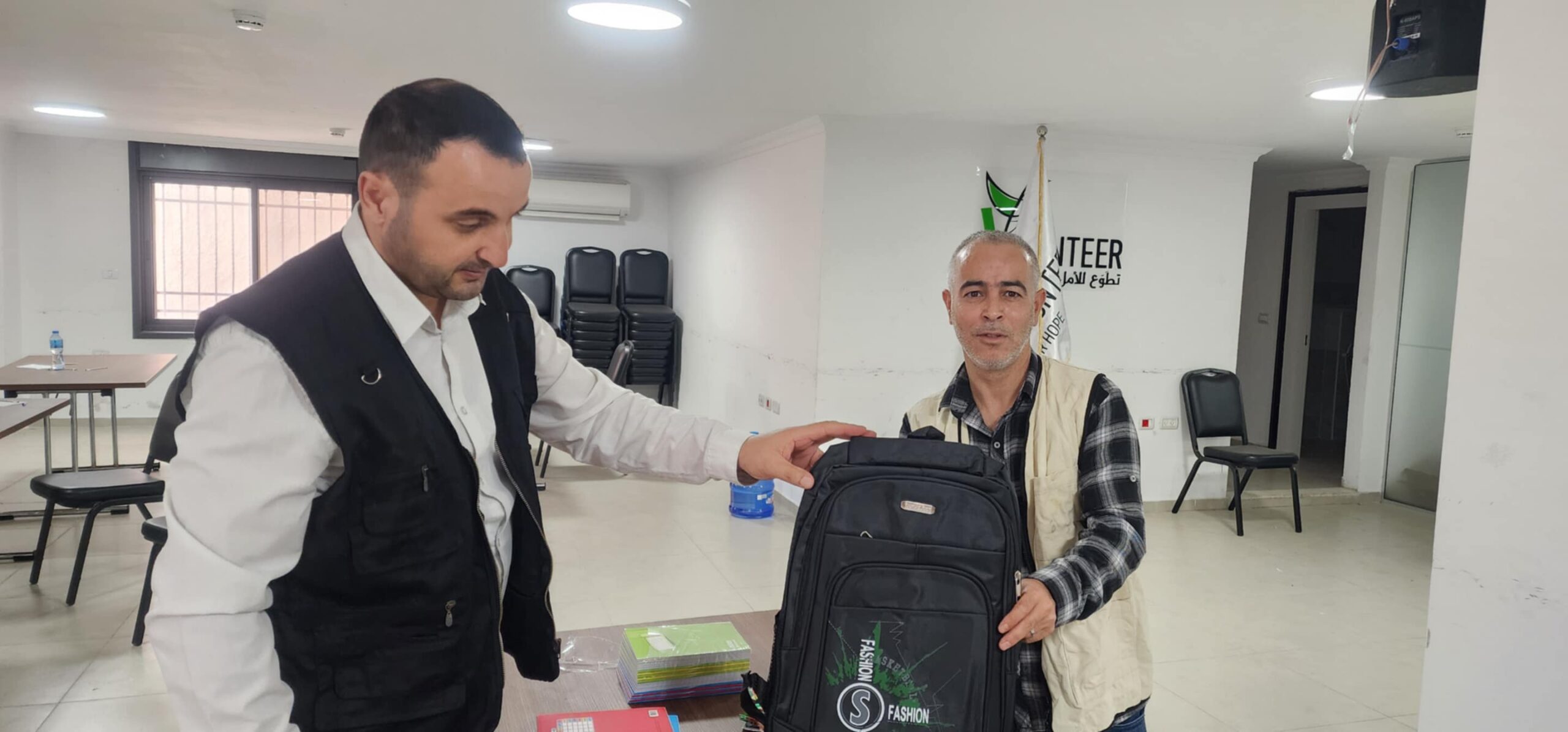 ضمن حملتها السنوية "بالعلم نبني وطن " ، جمعية حياة للعمل التنموي والتطوعي توزع الحقائب المدرسية