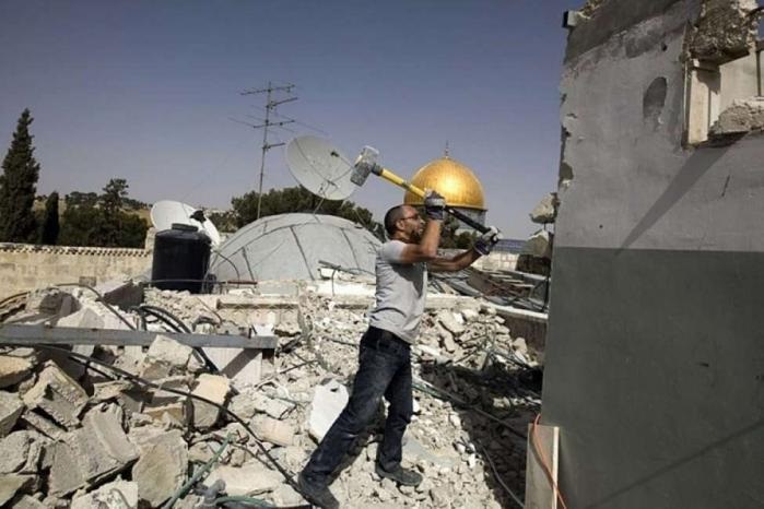الاحتلال يجبر مقدسيا على هدم منزله في بلدة صورباهر
