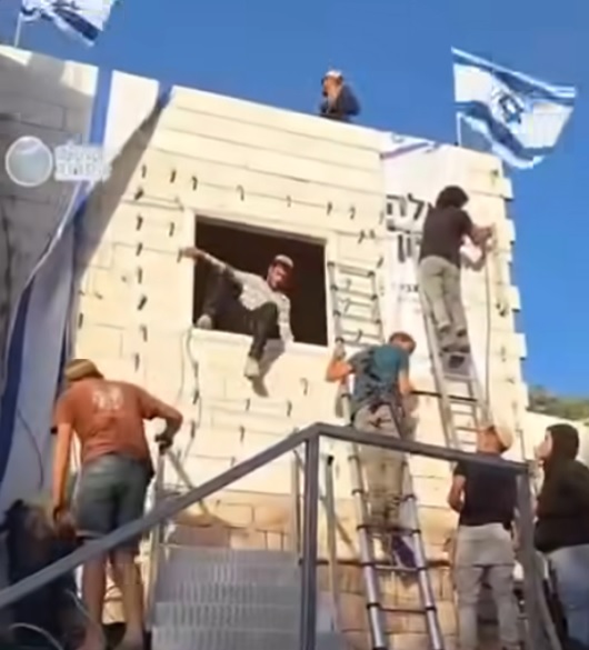 مستوطنون يستولون على منزل بالبلدة القديمة من الخليل